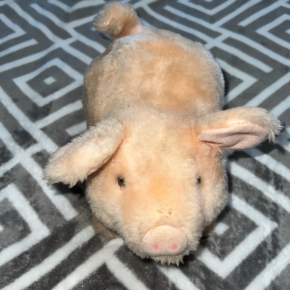 Walking oinking tail wagging plush pig 🐖 🐽 so cute!